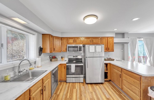 North Creek House | NEW! Upper Sleighride 25L - Wrap-Around Deck End Unit by The Summit at Gore Mountain