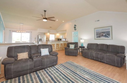 Sandbridge Apartment | New! VA Beach, 5bd/3Bth, Pool/Beach/Kayak