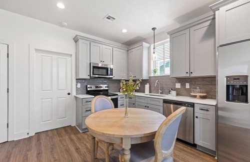 Lafayette House | NEW Vermillion House KING Bed Fast WiFi Nespresso
