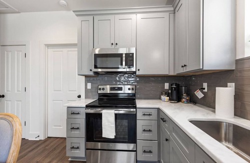 Lafayette House | NEW Vermillion House KING Bed Fast WiFi Nespresso