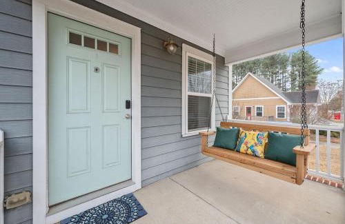 Downtown House | NEW Victorian Theme, 3BR, LRG Backyard close to PNC Arena, Downtown, and RDU Airport