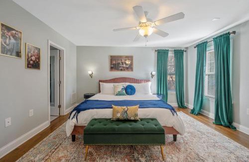 Downtown House | NEW Victorian Theme, 3BR, LRG Backyard close to PNC Arena, Downtown, and RDU Airport