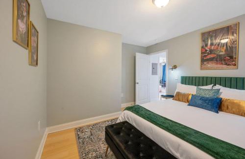 Downtown House | NEW Victorian Theme, 3BR, LRG Backyard close to PNC Arena, Downtown, and RDU Airport