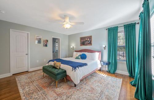 Downtown House | NEW Victorian Theme, 3BR, LRG Backyard close to PNC Arena, Downtown, and RDU Airport