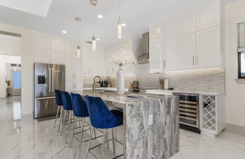Naples Park House | New Villa! Close to the 🏖️! Heated Pool/Spa, Lanai, Grill, EV🔌! Two King beds!
