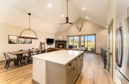 Grand Elk Ranch House | *NEW w/VIEWS* | Modern Mtn. Townhome minutes from RMNP, WP, & Granby Ranch!