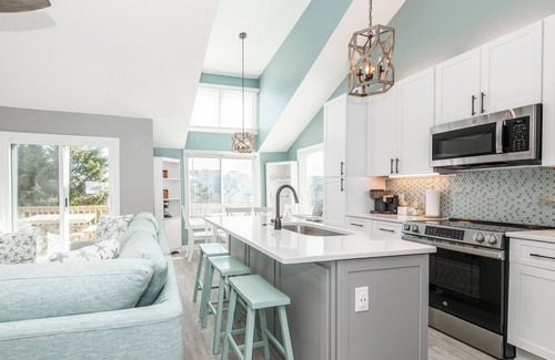 Ocean Sands House | *NEW* Walk to beach, Dogs OK, Comm Pool, 3br condo