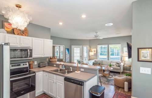 Corolla Light Condo | *New* - Walk to Beach! Resort Amenities, Pvt Deck