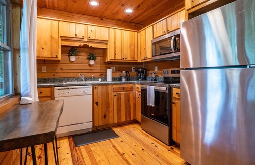 West Jefferson Cabin | New! Walk to Downtown | Mountain Views | Sleeps 13