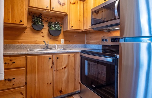 West Jefferson Cabin | New! Walk to Downtown | Mountain Views | Sleeps 13