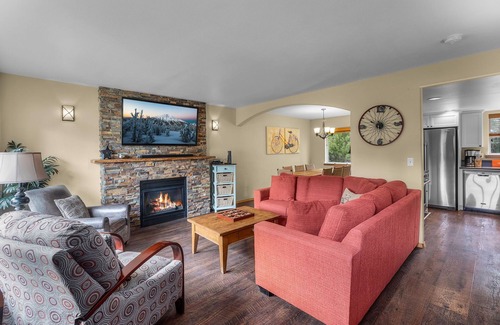 Southern Crossing House | New! Walk to Old Mill/River ~ Fire pit ~ Bikes ~ Bonus Area ~ Dog Friendly