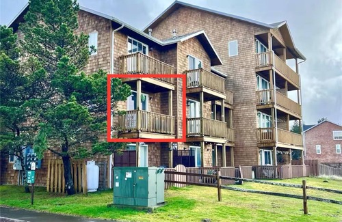 Long Beach Apartment | NEW! Walk to town and beach, Balcony, Romantic, (Sandpiper Approach)