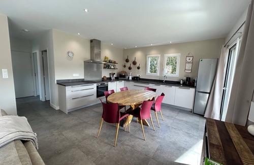 Espelette House | NEW-walk to town-climatisé-terrasse-pets-parking-calm