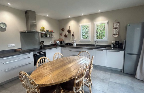 Espelette House | NEW-walk to town-climatisé-terrasse-pets-parking-calm