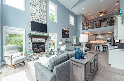 McHenry House | New! Water's Edge Oaks: Lakefront, Dock Slip, Fireplace, Hot Tub!