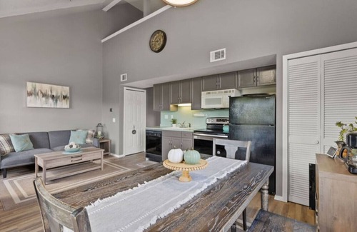 Hollister Condo | New! Waterfront Condo with Loft