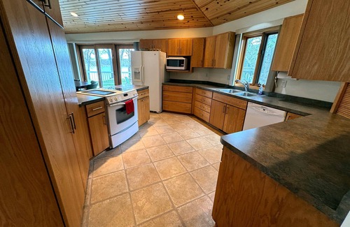 Necedah House | New Waterfront Listing- Castle Rock Lake, Hot Tub, Sand Beach, Central Wisconsin