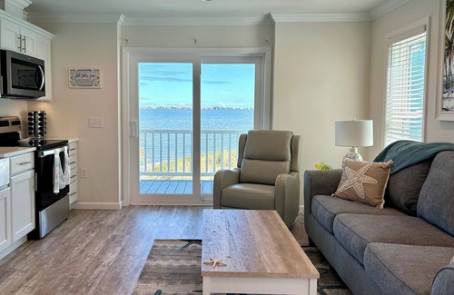 Jensen Beach House | New Waterfront❗️Pool, Epic Views/Corner Lot❤️Beaches near~BBQ Grill~Washer/Dryer