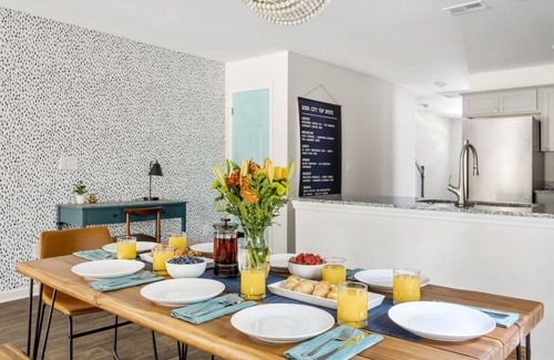 Columbia House | *New* WeCo Duplex | 8 BR, 75" TVs | Sleeps 16