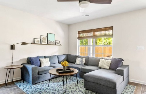 Columbia House | *New* WeCo Duplex | 8 BR, 75" TVs | Sleeps 16