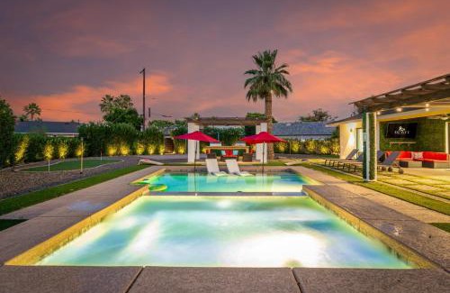 Village Grove House | NEW Windsor Modern Retreat Pool Spa Volleyball