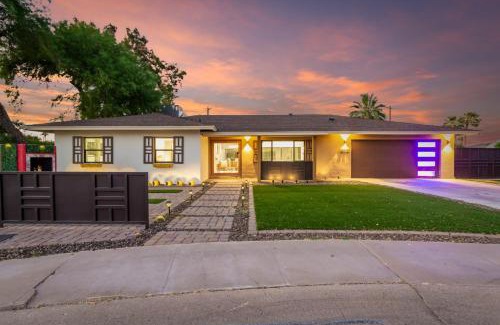 Village Grove House | NEW Windsor Modern Retreat Pool Spa Volleyball