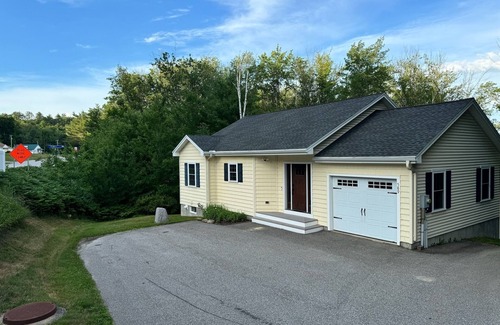 Lochmere House | NEW! WINNISQUAM LAKEFRONT ~ PRIVATE DOCK ~ FIRE PIT ~ SLEEPS 12