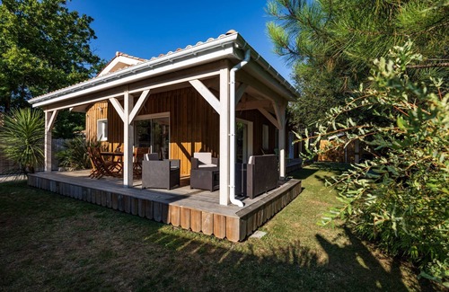 Hourtin House | NEW WOOD HOUSE FOR 8/10 PERSONS WITH COMMUNAL POOL