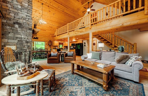 Oakland House | New! Woodsy Hideaway w/Hot Tub & Fire Pit