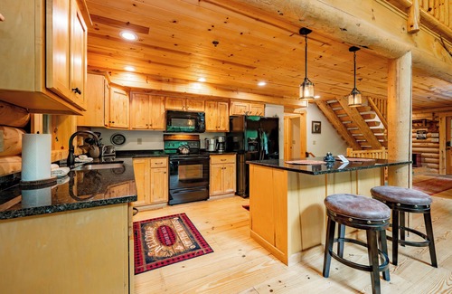 Oakland House | New! Woodsy Hideaway w/Hot Tub & Fire Pit