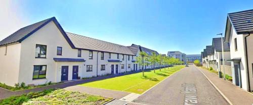 Longcroft House | Newbuild - 3 bedrooms, 2 baths,5 mins from airport