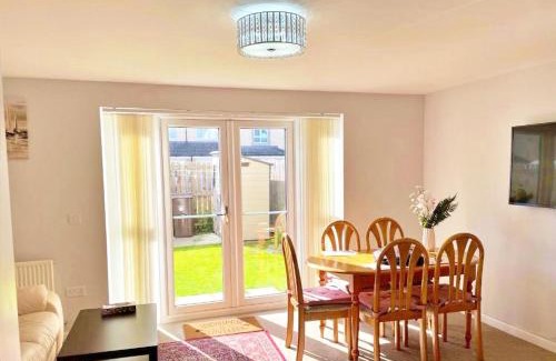 Longcroft House | Newbuild - 3 bedrooms, 2 baths,5 mins from airport