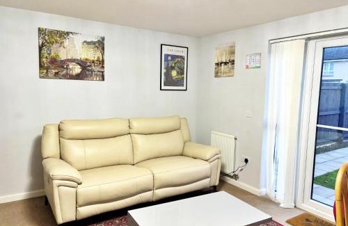 Longcroft House | Newbuild - 3 bedrooms, 2 baths,5 mins from airport
