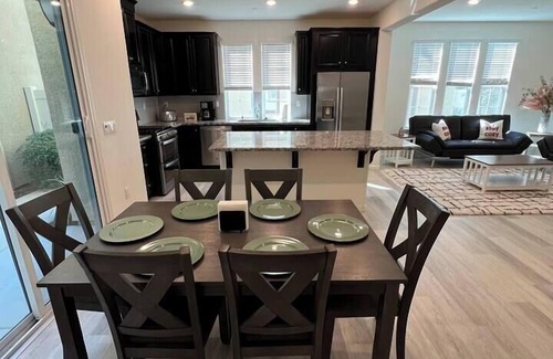 Roseville House | Newbuilt-*pet*corp/insur-housing*close2shop*24/7*