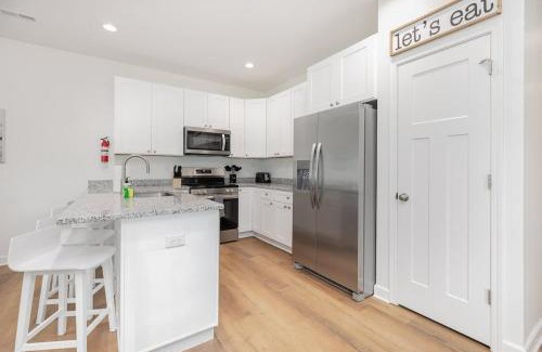 Denver House | NewDuplex! 6Bed 5Bath - HotTubs - Sleeps 12!