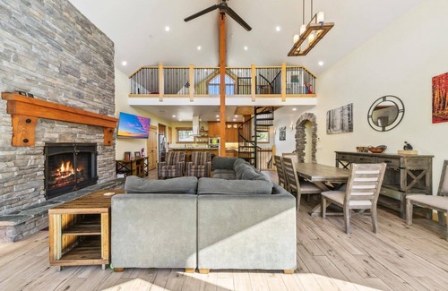 Mountain View Estates Cabin | Newer 5Br Mountain Home, Hot Tub, Walk-to-Trails, 9 Beds, Game Room, Dog Friendly and Fenced