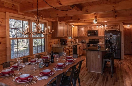 Carbon Hill Cabin | NEWER cabin, 5 BR, 2 fireplaces, hot tub, privacy
