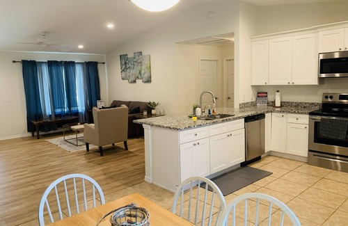 Dunnellon House | Newer & Cozy close to Rainbow River home with 3bd 2ba & private parking.