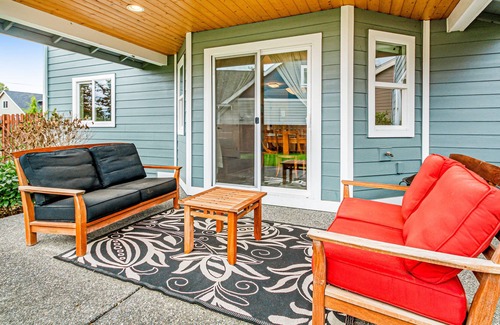 Blaine House | Newer home with large yard, gas fireplace & central AC - walk to the beach