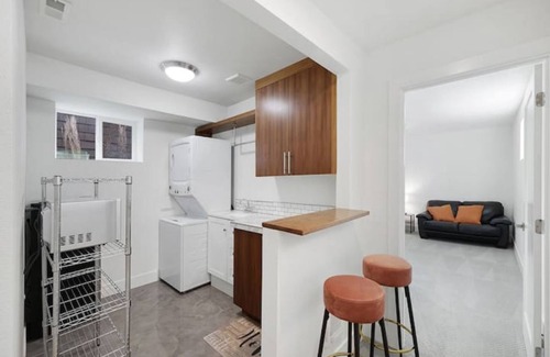 Sellwood-Moreland House | Newer Modern unit - In the Heart of Sellwood