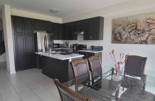 Bradford House | Newly built and perfect for vacations. In the middle of both hwy 400&40