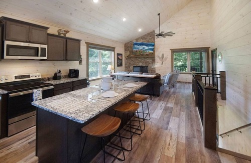 Sevierville House | Newly Built 2/3 Cabin with hot tub!