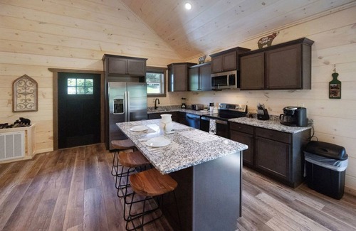 Sevierville House | Newly Built 2/3 Cabin with hot tub!