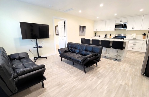 Beverly Hills House | Newly built 2 bedroom ADU near Beverlywood. 5 minutes to Rodeo Drive!