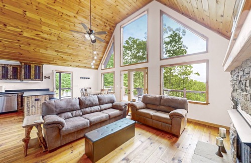 Murphy Cabin | Newly built cabin among the treetops with hot tub, firepit & amazing deck