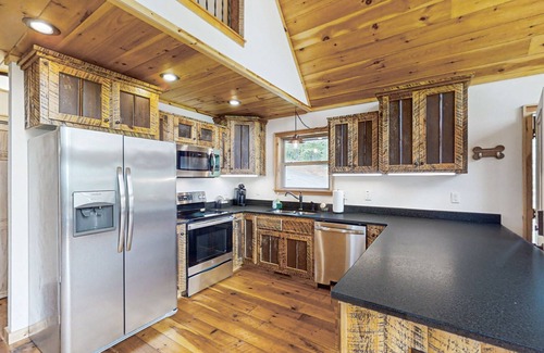 Murphy Cabin | Newly built cabin among the treetops with hot tub, firepit & amazing deck