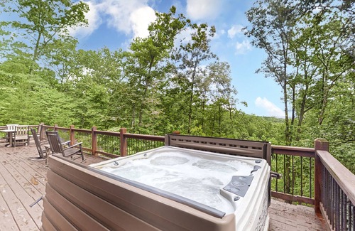 Murphy Cabin | Newly built cabin among the treetops with hot tub, firepit & amazing deck
