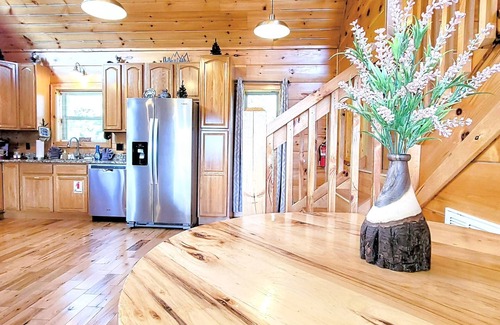 Gatlinburg - Pigeon Forge Cabin | Newly Built Cabin w/Beautiful Views! Large Deck, LED Hot Tub, WiFi, King Suite