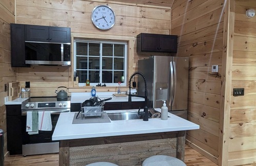 Standish House | NEWLY BUILT COTTAGE by Big Sebago 3br + loft, beach, Salt water hot tub,