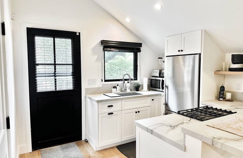 Upper Riviera Apartment | Newly built designer guesthouse nestled in Santa Barbara’s Sycamore Canyon.